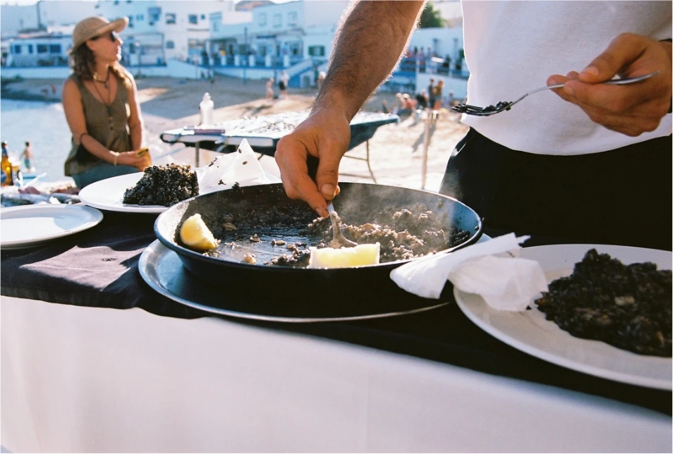 Une poêle chaude laisse échapper de fines vapeurs tandis qu’une personne cuisine.